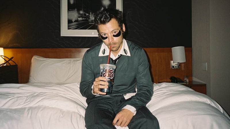 Harry Styles donning a pair of black 111Skin eye masks.